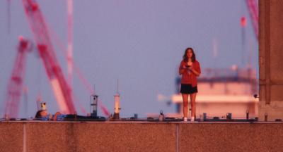 Filmszene aus Everytime: Ein Mädchen steht auf einem Dach