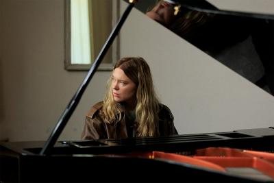 Filmszene aus Gentle Monster: Lea Seydoux sitzt am Piano