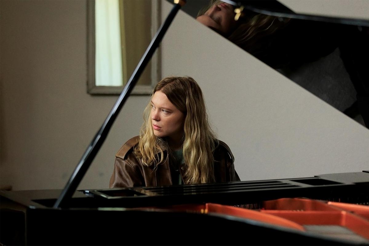 Filmszene aus Gentle Monster: Lea Seydoux sitzt am Piano