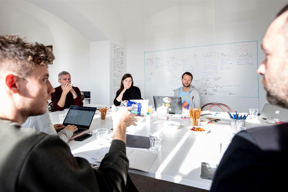 Menschen sitzen in einem Konferenzraum und diskutieren