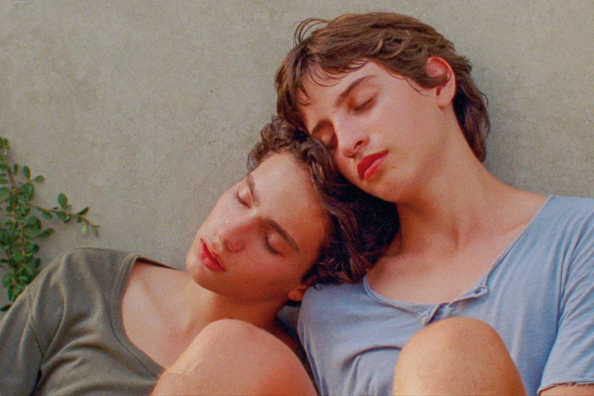 Filmszene aus "Strange River": Zwei jungen lehnen Schulter an Schulter