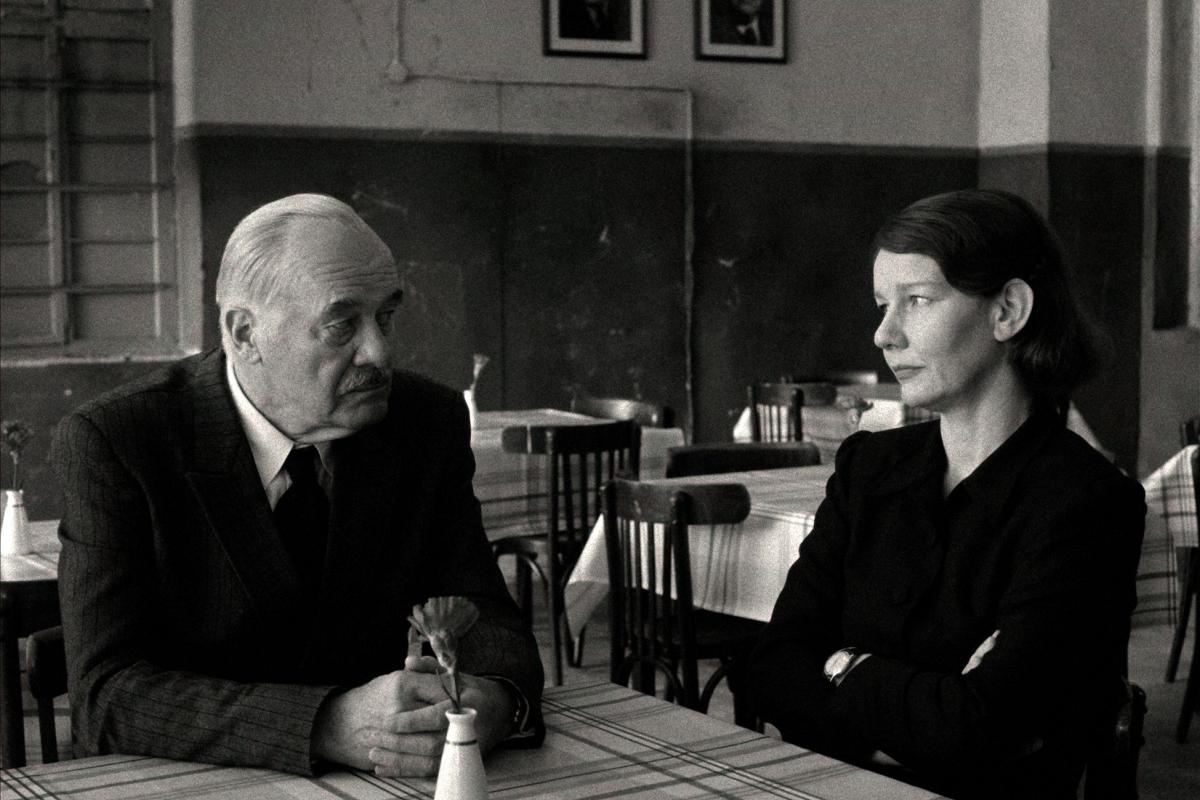 Filmszene aus Vaterland: Zwei Personen sitzen an einem Tisch